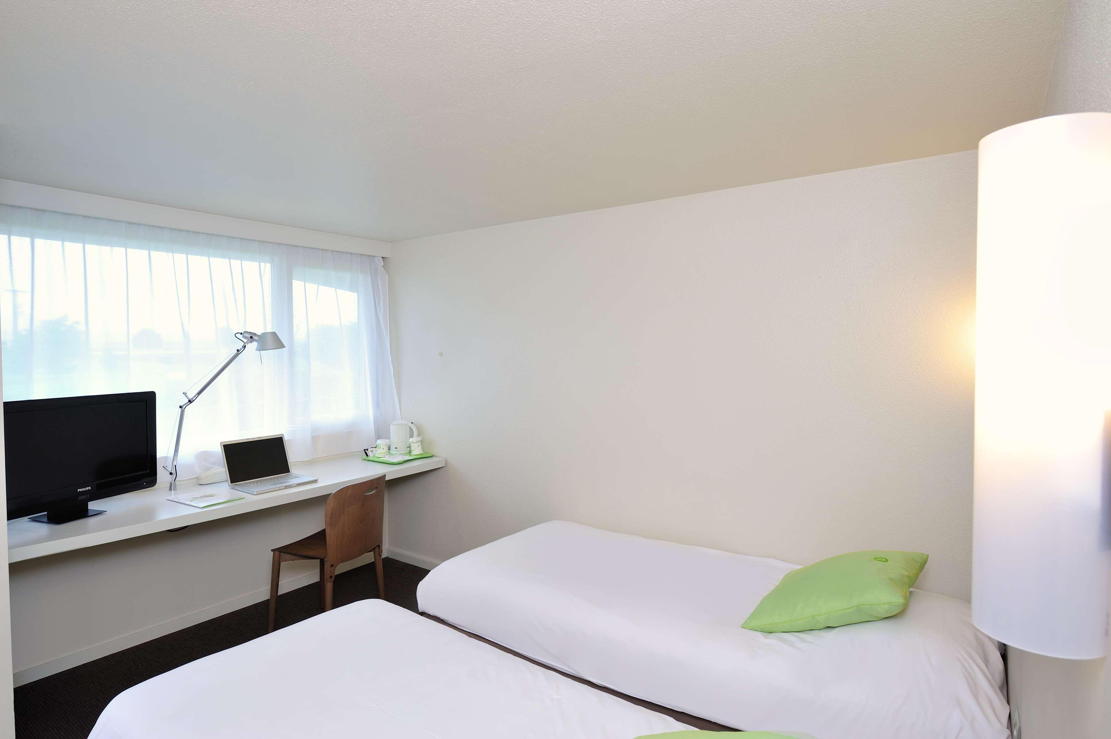 Campanile Reims Est - Taissy Hotel Exterior photo